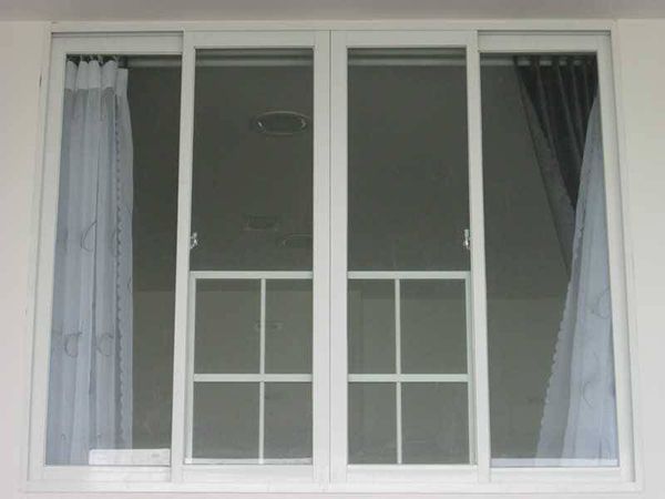 Mẫu cửa sổ nhôm kính 2 cánh mở trượt màu trắng