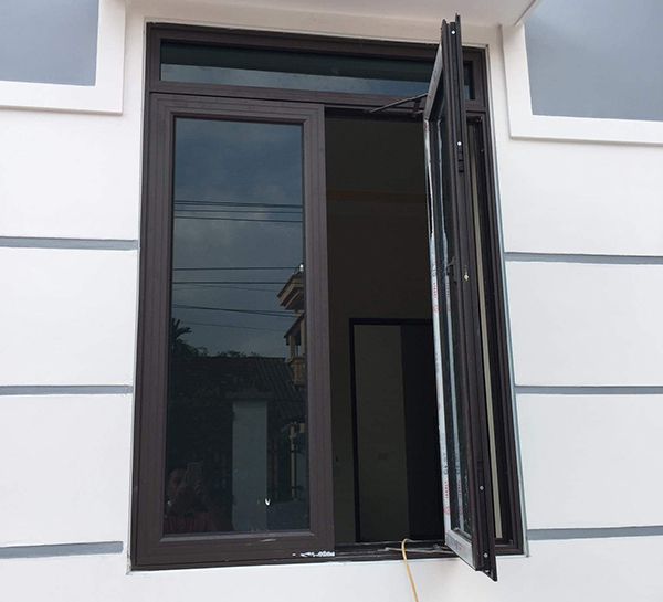 Mẫu cửa sổ nhôm kính 2 cánh mở quay màu đen