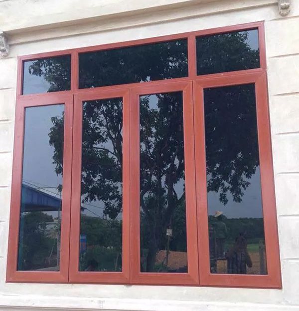 Mẫu cửa sổ nhôm kính 4 cánh màu vân gỗ