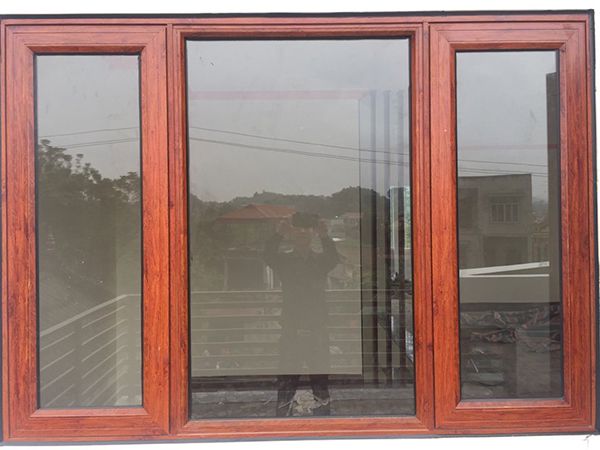 Mẫu cửa sổ nhôm kính đẹp màu vân gỗ