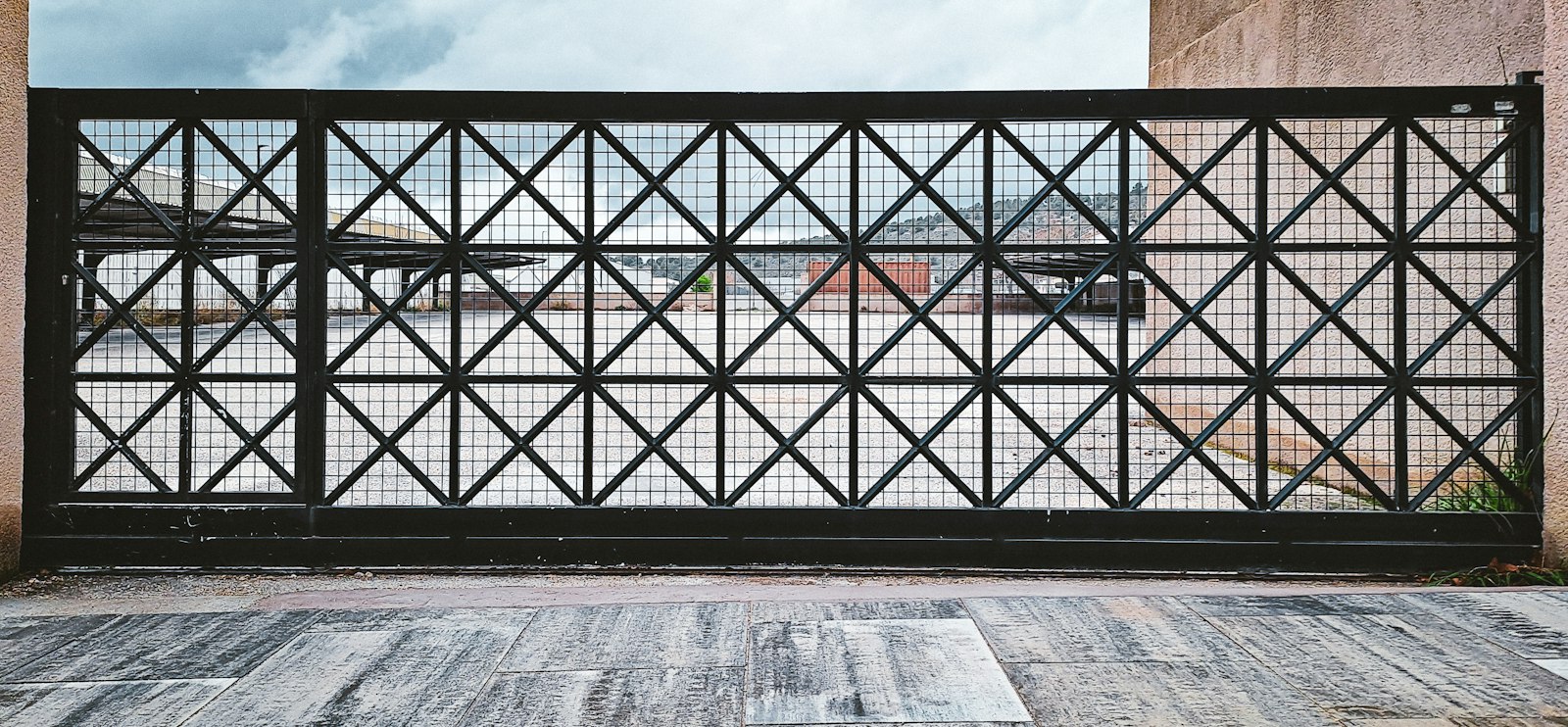 Cổng kim loại ngoài trời